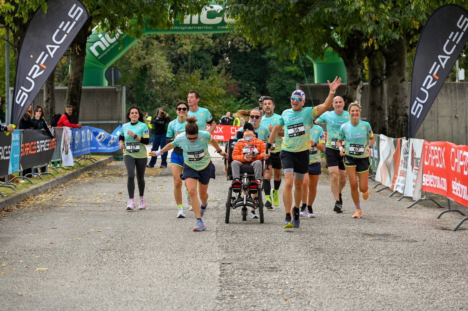 Un gruppo di partecipanti sorride correndo insieme alla StropRun 2025