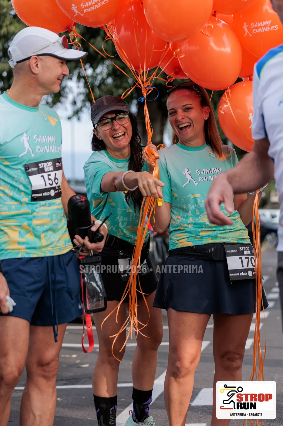 Partecipanti della StropRun 2026 con i palloncini dei Sammy Runners